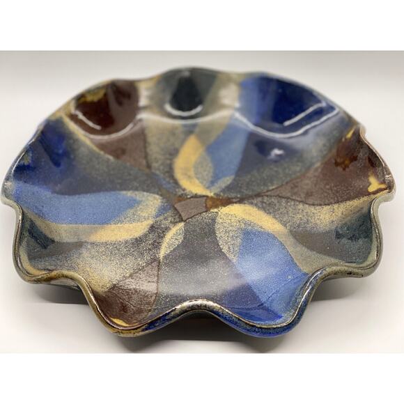 Studio Art Pottery Ruffle Edged Dish Artist Signed. Approximately 10” Multicolor - Picture 4 of 7